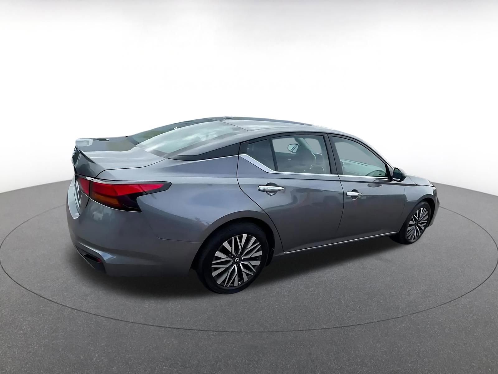 Used 2025 Nissan Altima 2.5 SV image 15