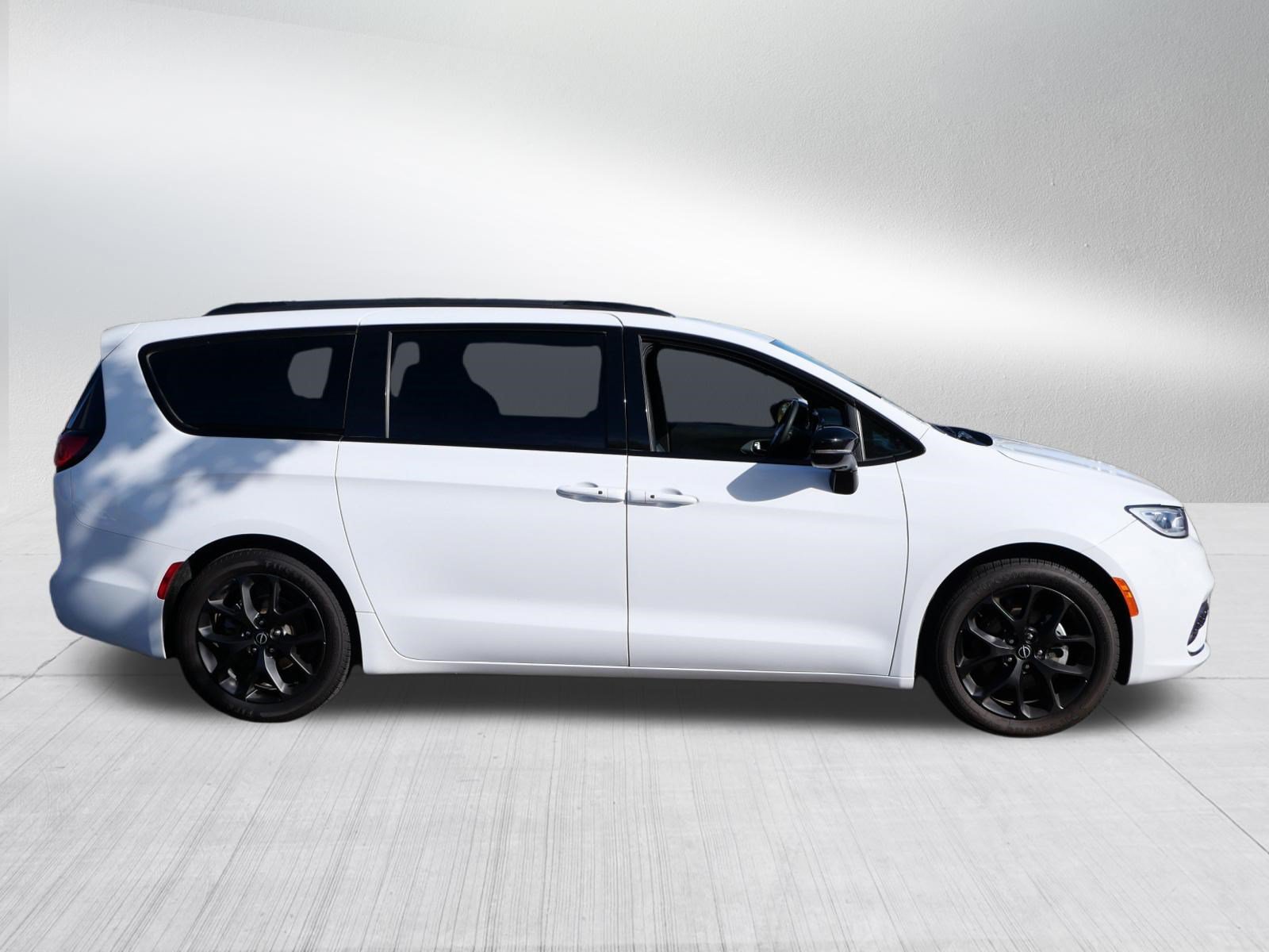 Used 2025 Chrysler Pacifica Limited FWD image 8