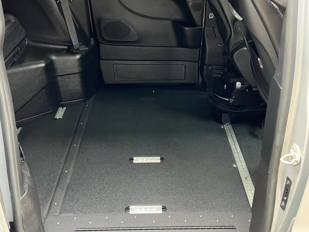 Used 2023 Chrysler Pacifica Touring-L w/ Uconnect Theater Family Group image 11