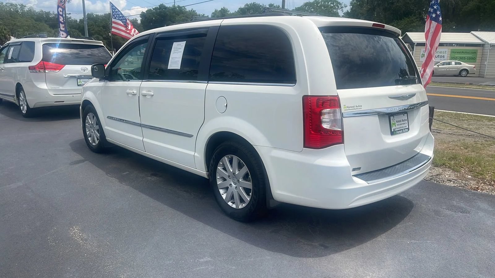 Used 2013 Chrysler Town & Country Touring FWD image 8