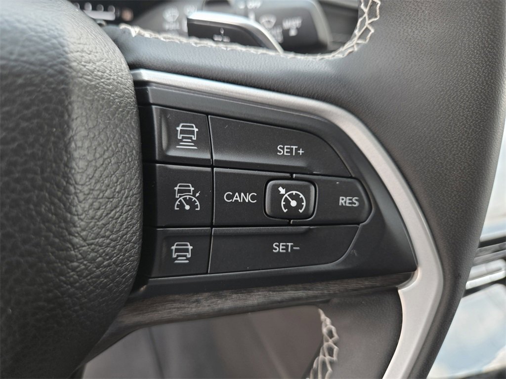 Used 2023 Jeep Grand Cherokee Limited w/ Luxury Tech Group II image 16