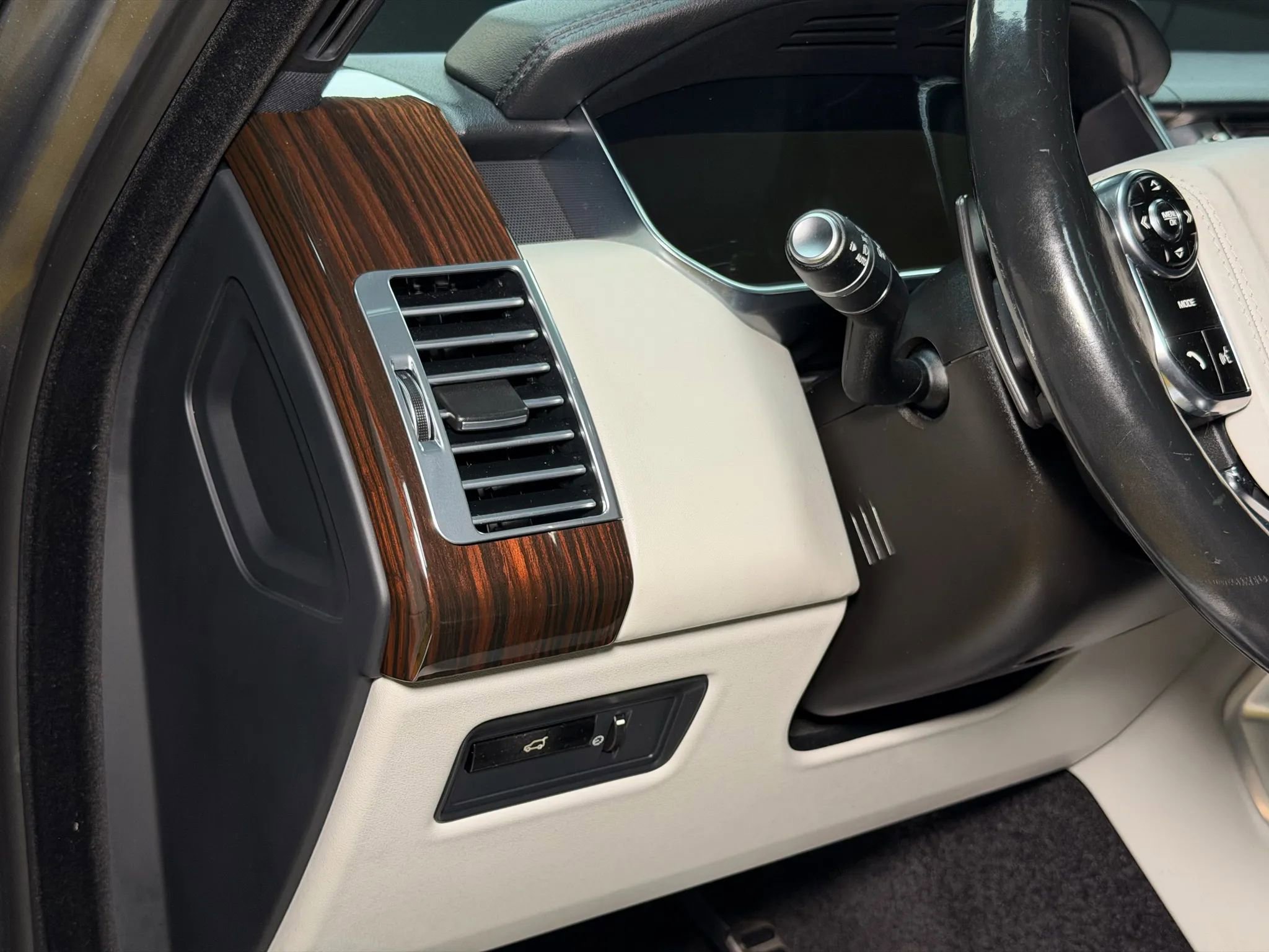 Used 2014 Land Rover Range Rover Supercharged image 37