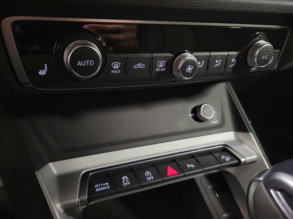 Used 2025 Audi Q3 2.0T Premium image 15