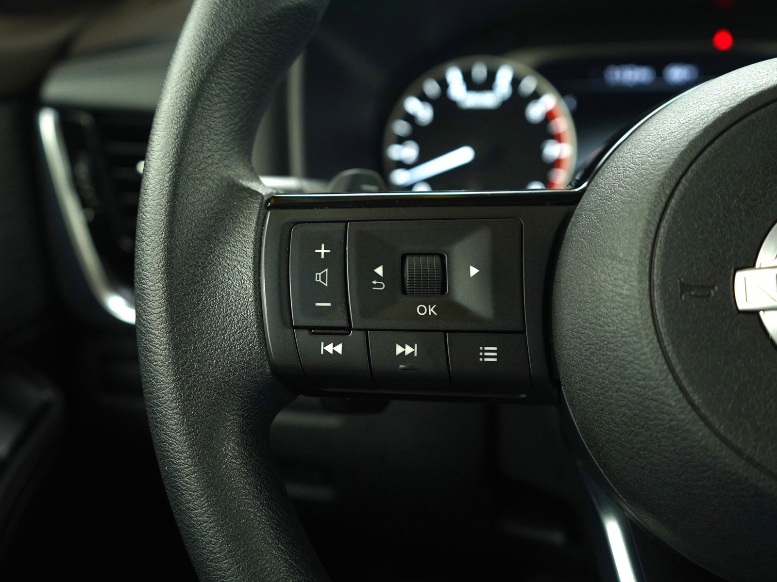 Used 2022 Nissan Rogue SV image 26