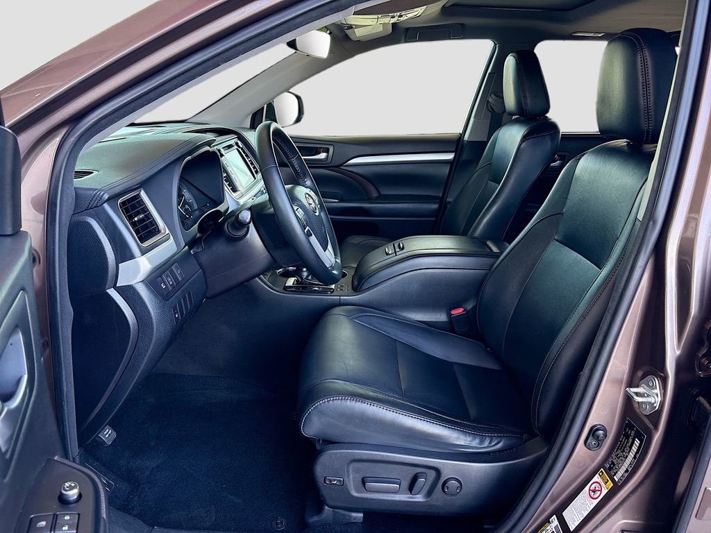 Used 2017 Toyota Highlander XLE AWD/4WD image 19