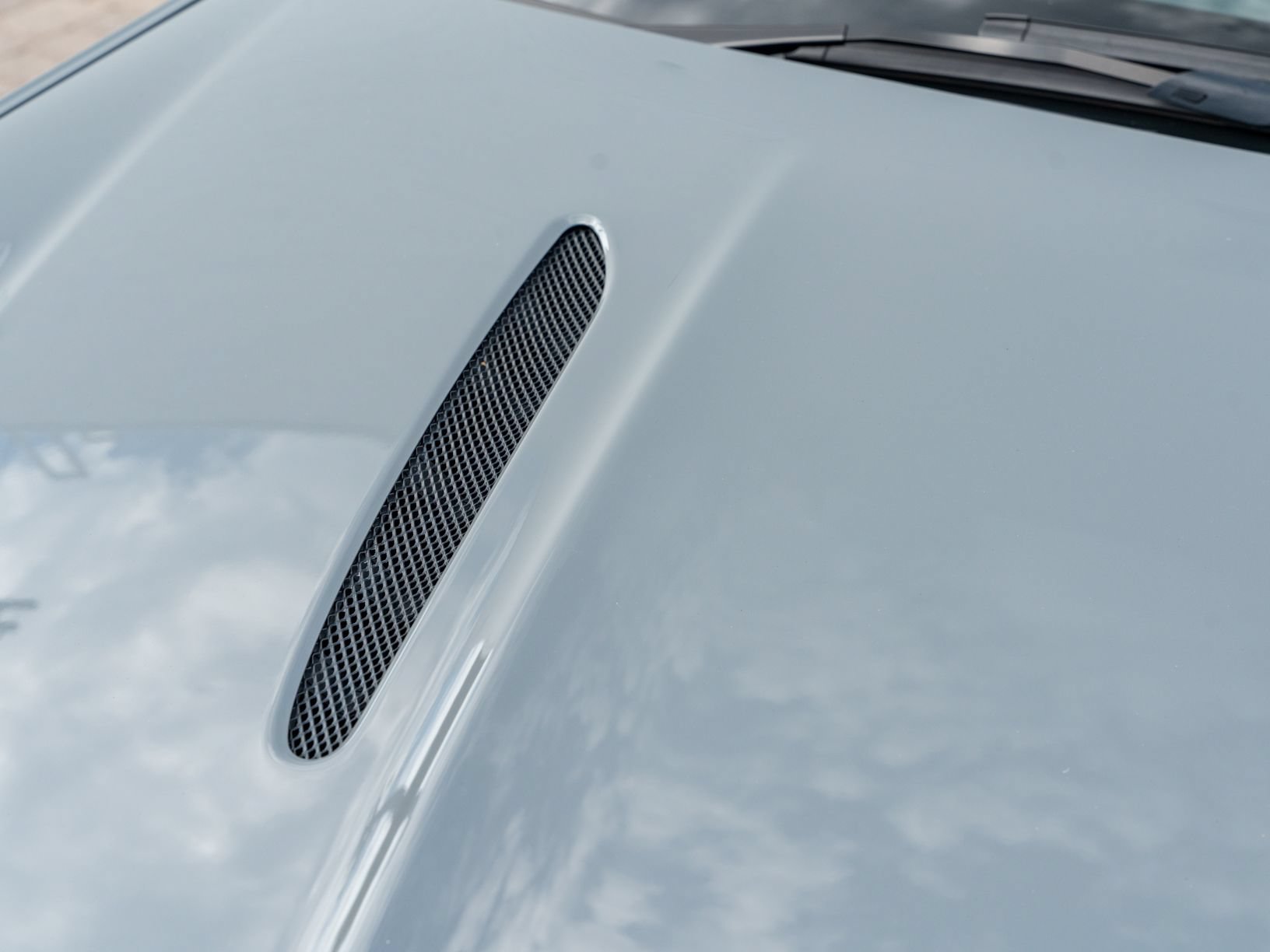 Used 2025 Aston Martin V8 Vantage Coupe RWD image 16