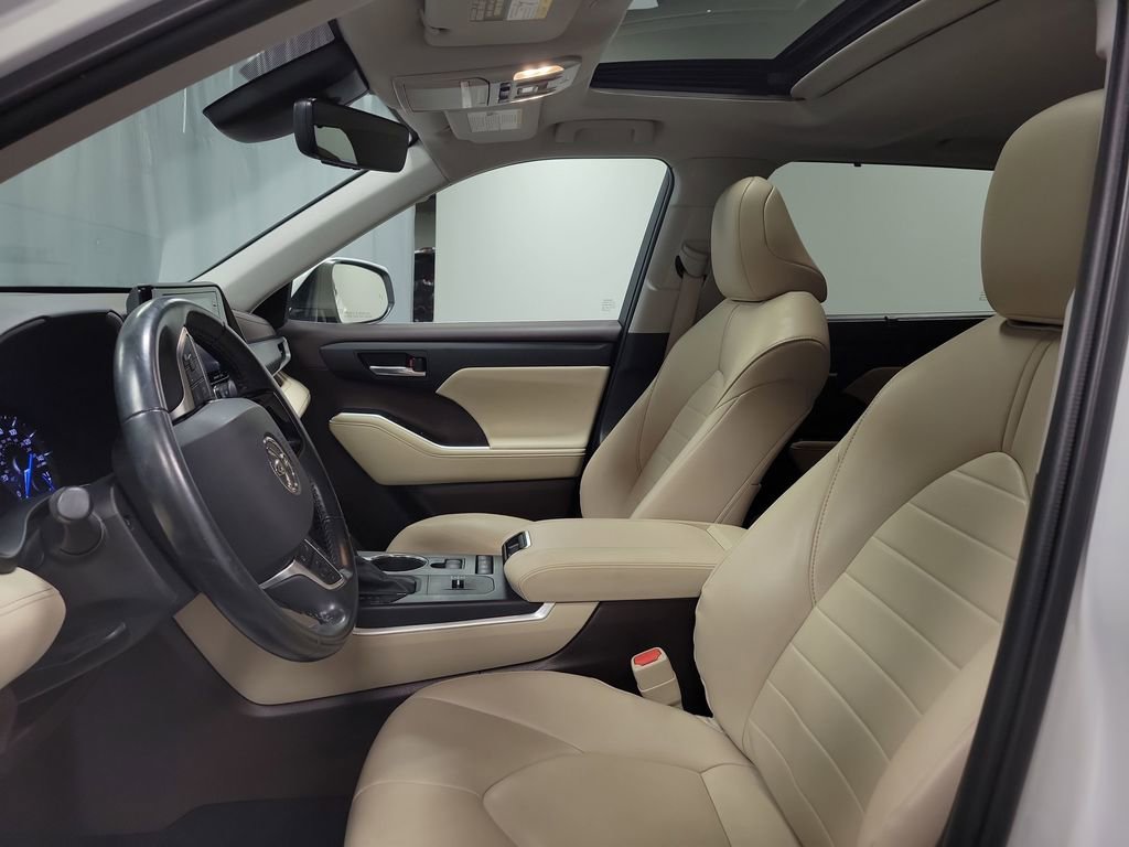 Used 2021 Toyota Highlander XLE image 12