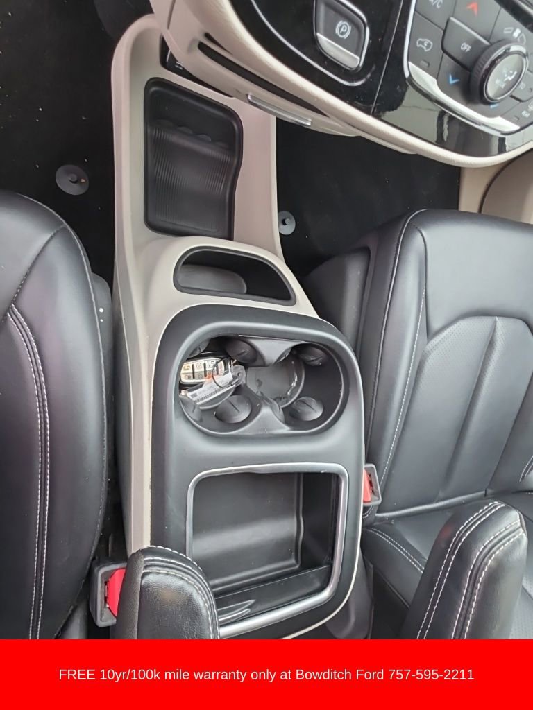 Used 2023 Chrysler Pacifica Touring-L image 21