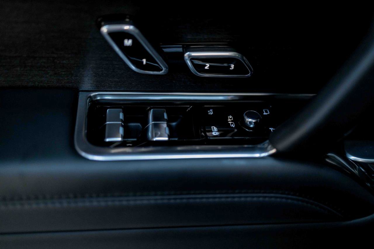 Used 2025 Land Rover Range Rover SE image 39
