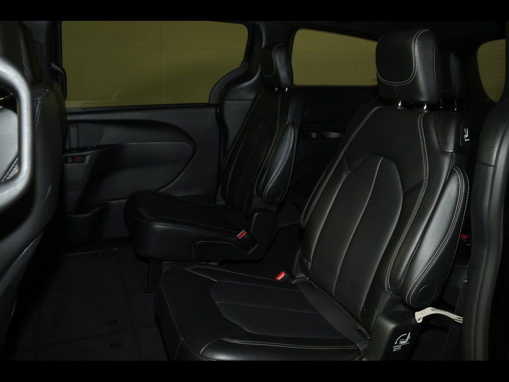 Used 2025 Chrysler Pacifica Select image 28