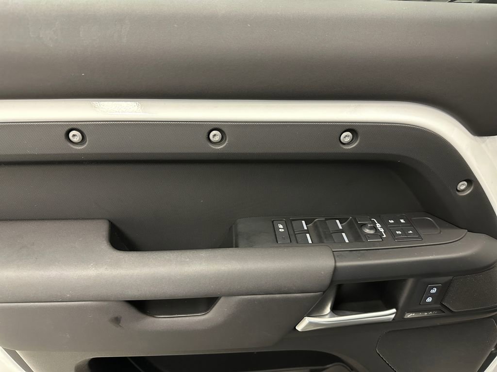 Used 2025 Land Rover Defender 110 S image 24