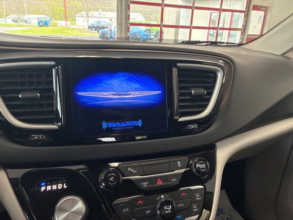 Used 2017 Chrysler Pacifica Touring-L w/ Tire & Wheel Group FWD image 43
