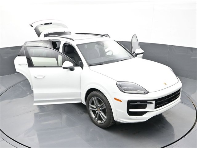 Used 2025 Porsche Cayenne image 32