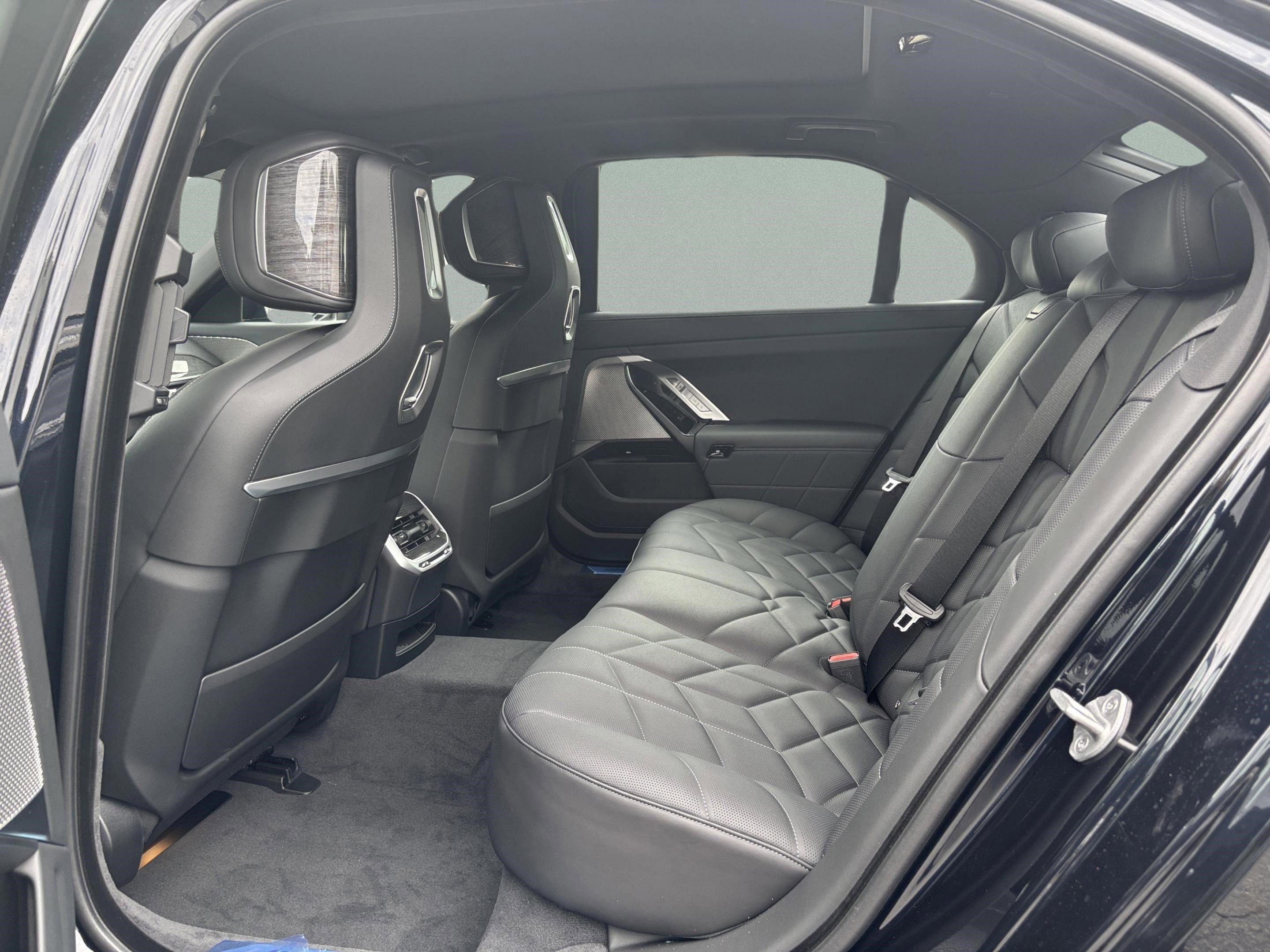 New 2026 BMW 750e xDrive image 27