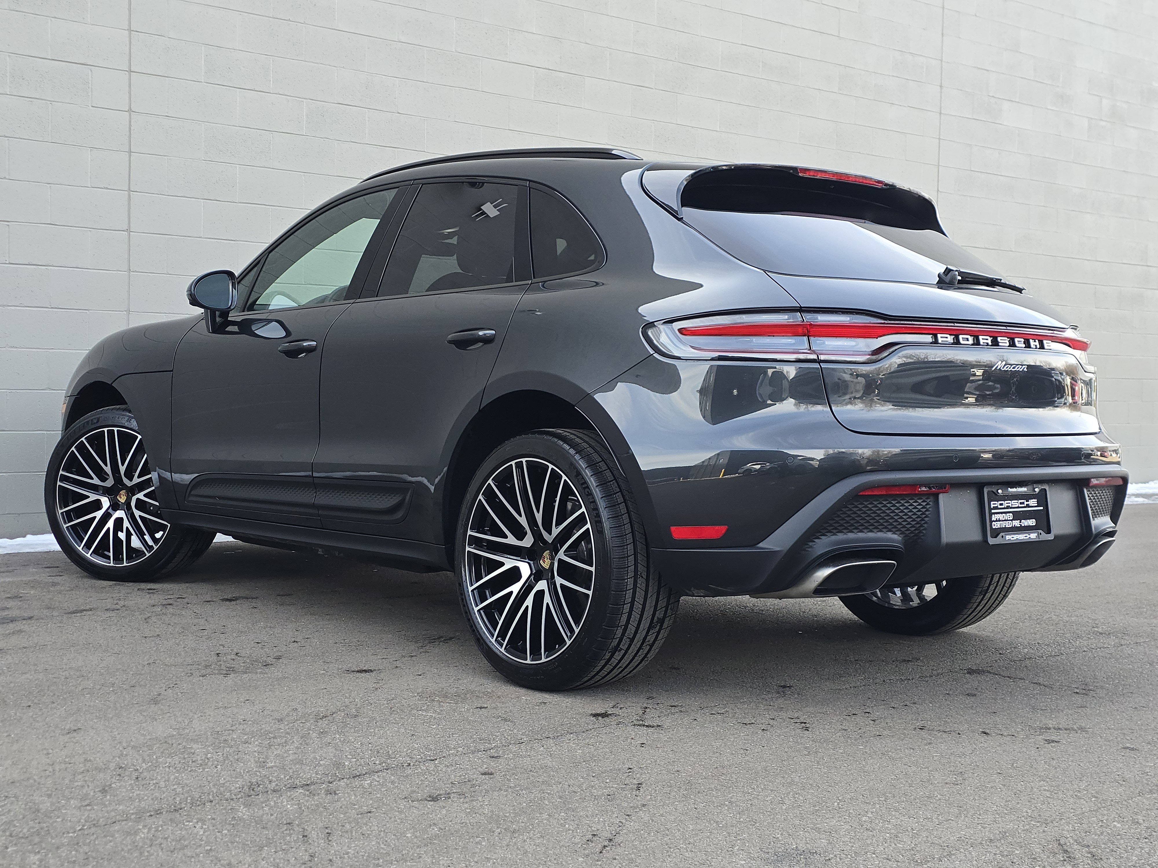 Certified 2025 Porsche Macan image 3