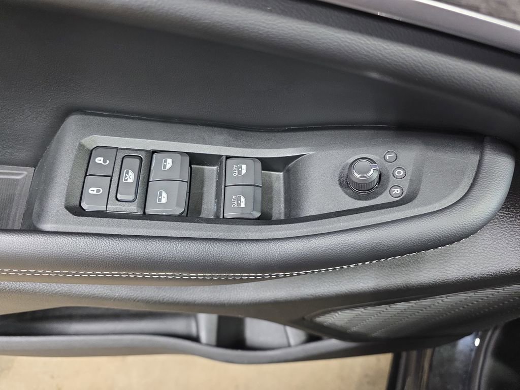 Used 2024 Jeep Grand Cherokee L Limited w/ Luxury Tech Group II image 32