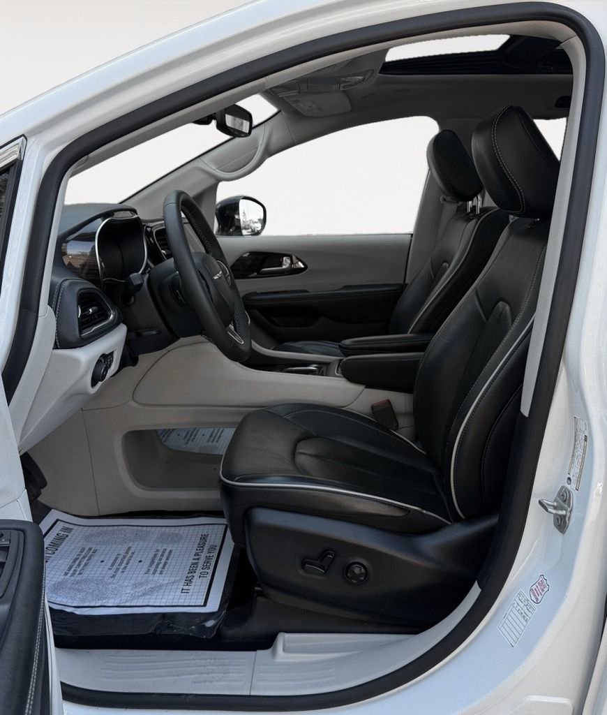 Used 2024 Chrysler Pacifica Limited image 12