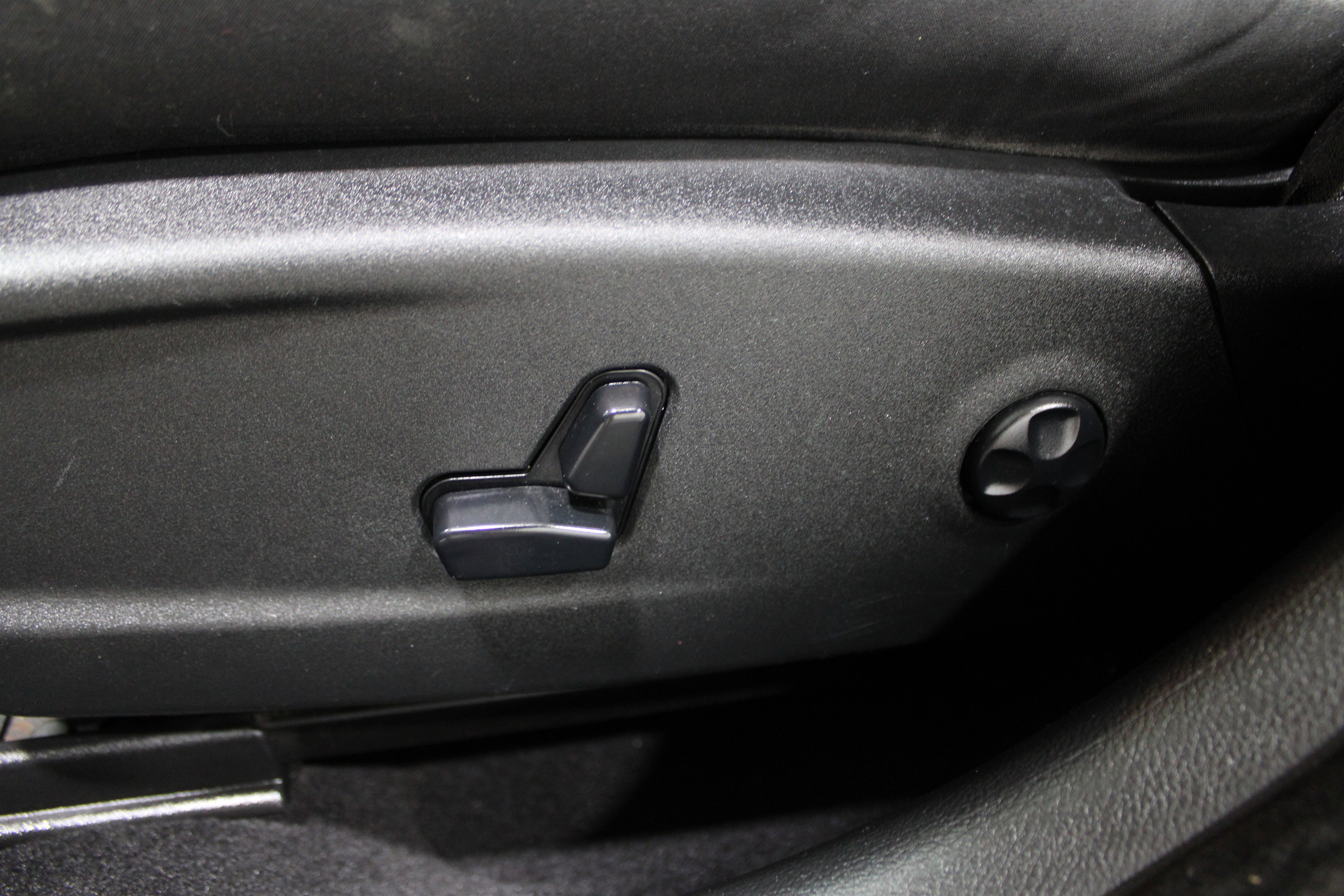 Used 2019 Chrysler 300 Touring w/ Sport Appearance Package image 4