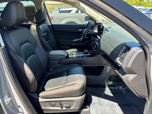 Used 2025 Nissan Pathfinder SL w/ SL Premium Package AWD/4WD image 36