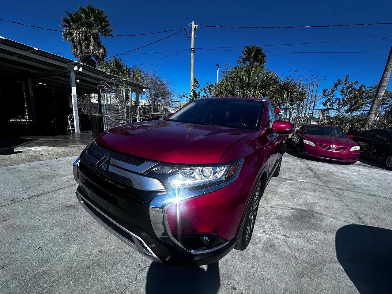 Used 2020 Mitsubishi Outlander SE image 2
