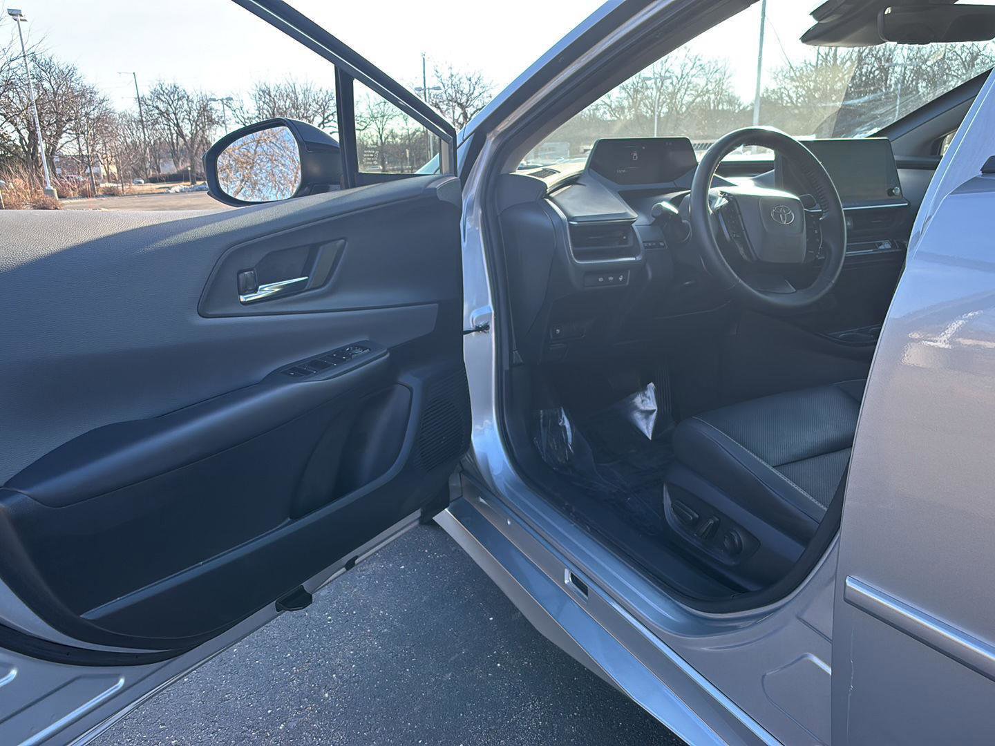 Used 2023 Toyota Prius XLE image 2