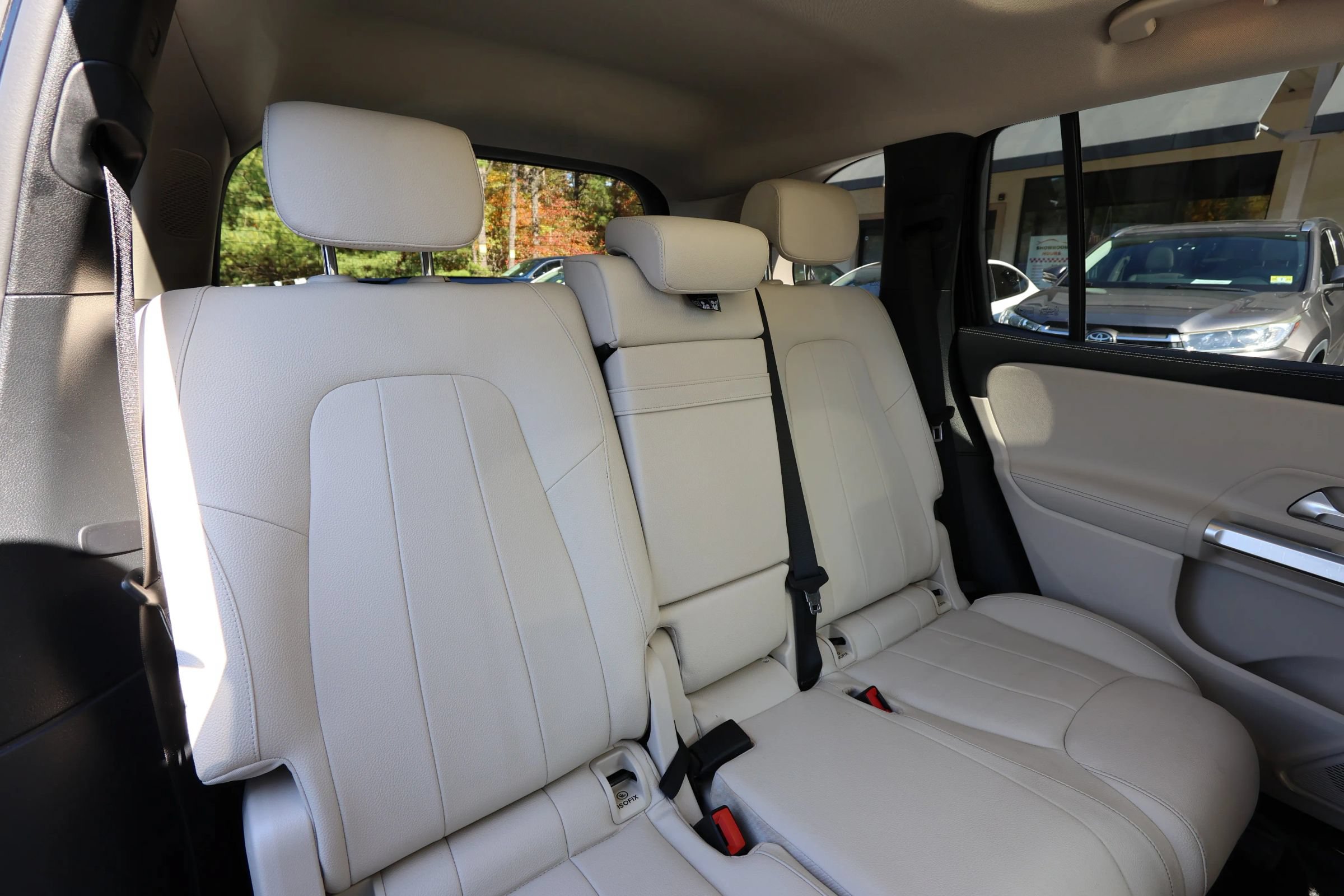 Used 2023 Mercedes-Benz GLB 250 4MATIC w/ Premium Package image 26