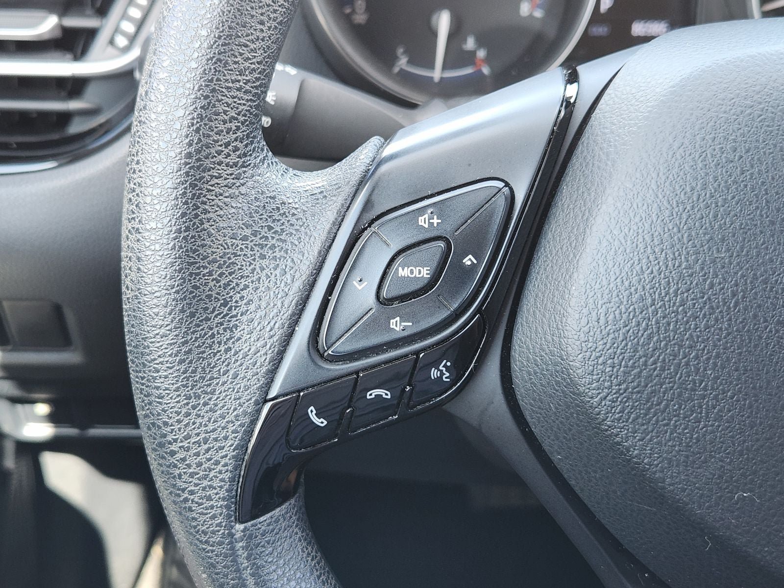 Used 2021 Toyota C-HR LE FWD image 33
