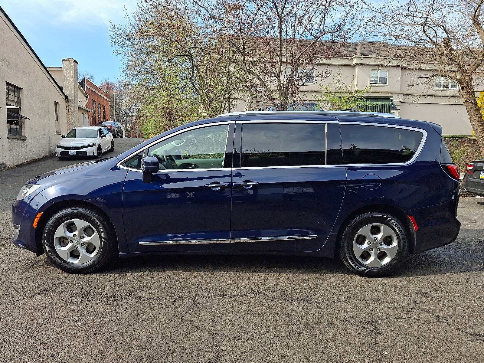 Used 2017 Chrysler Pacifica Touring-L Plus image 10