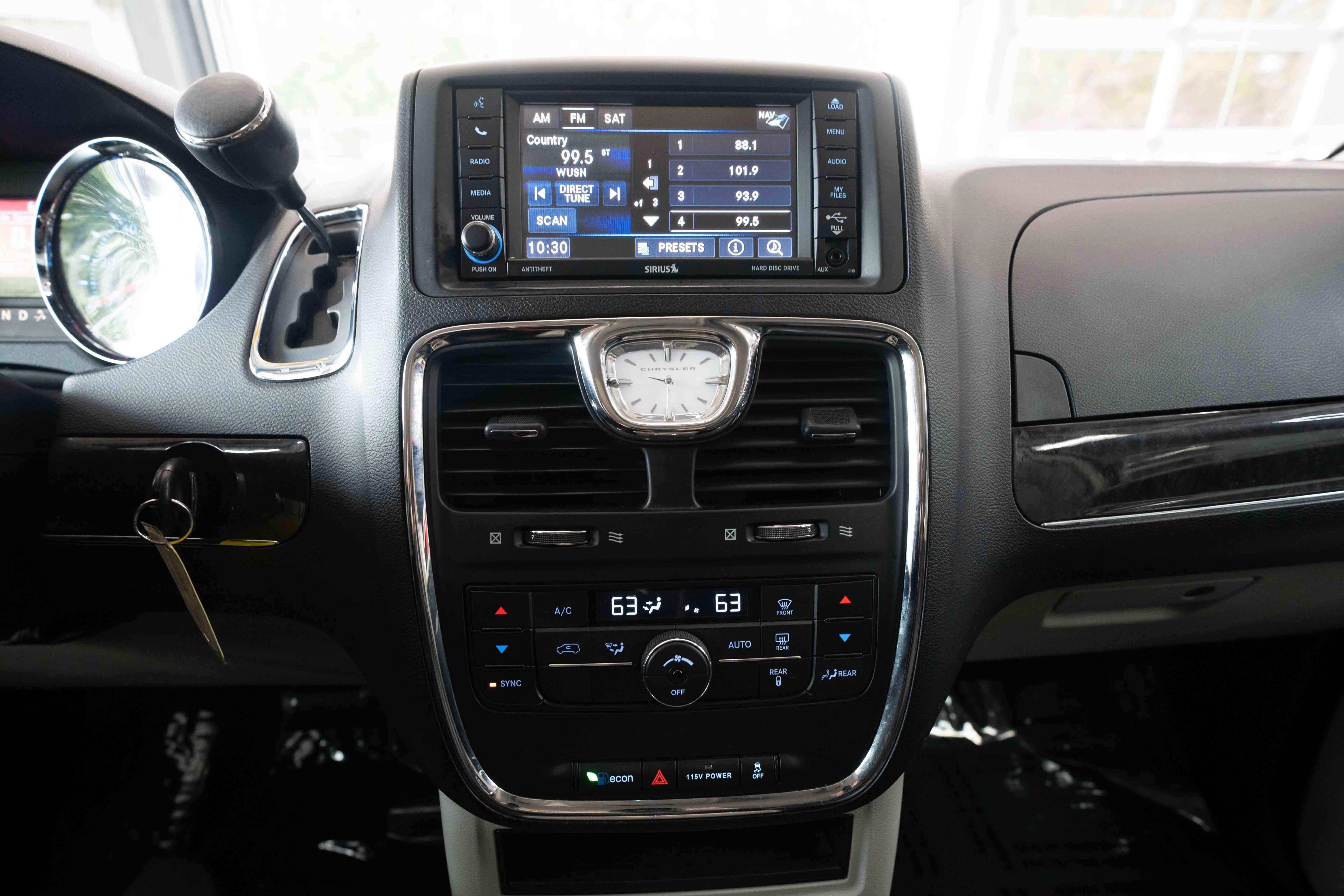 Used 2014 Chrysler Town & Country Touring image 16