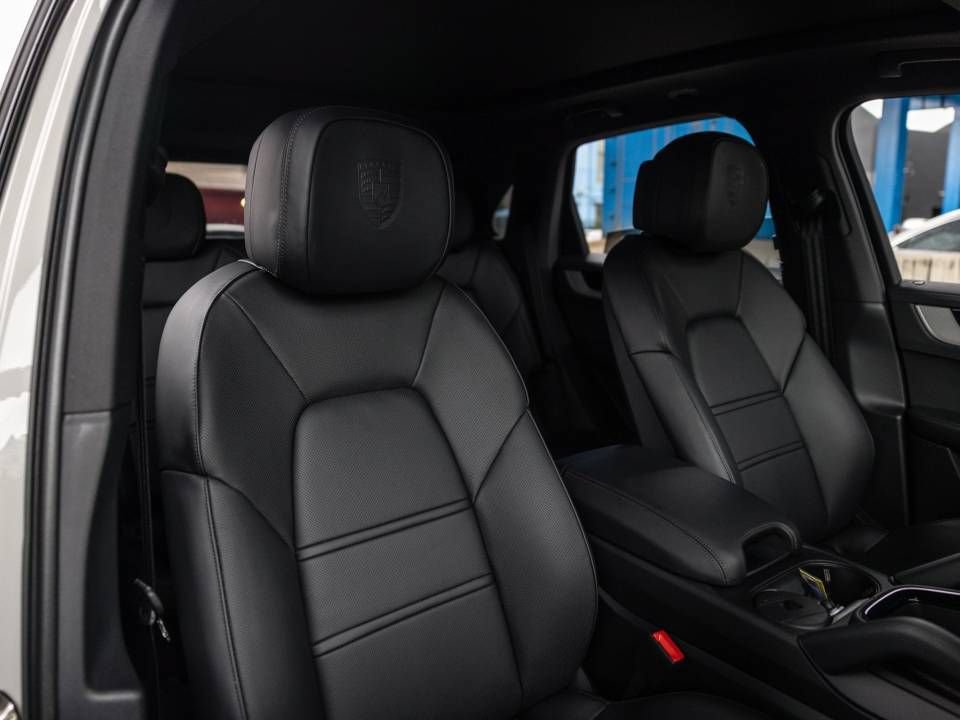 Certified 2026 Porsche Cayenne AWD/4WD image 32