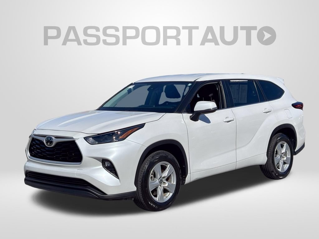 Used 2025 Toyota Highlander LE FWD image 1