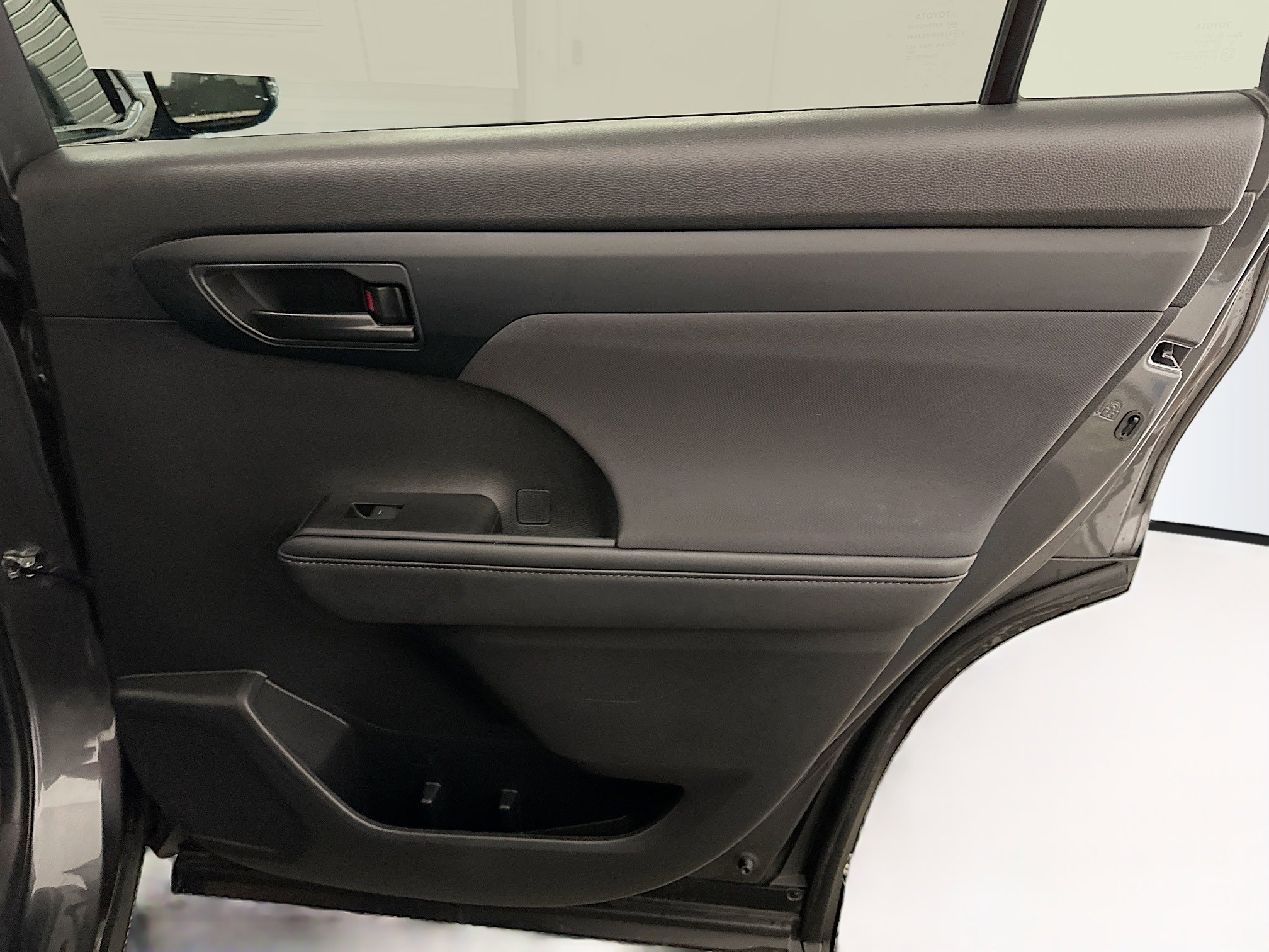 Used 2023 Toyota Highlander LE image 33