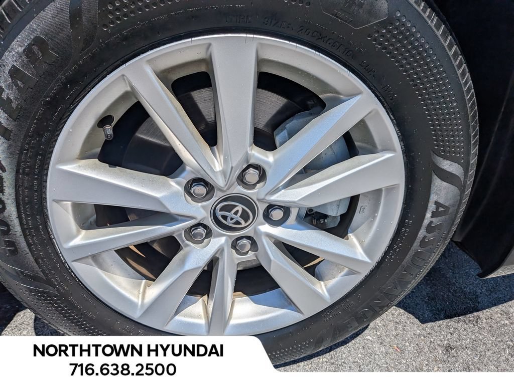 Used 2025 Toyota Camry LE AWD/4WD image 40