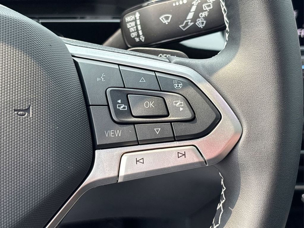 Used 2025 Volkswagen Atlas Cross Sport SE image 29