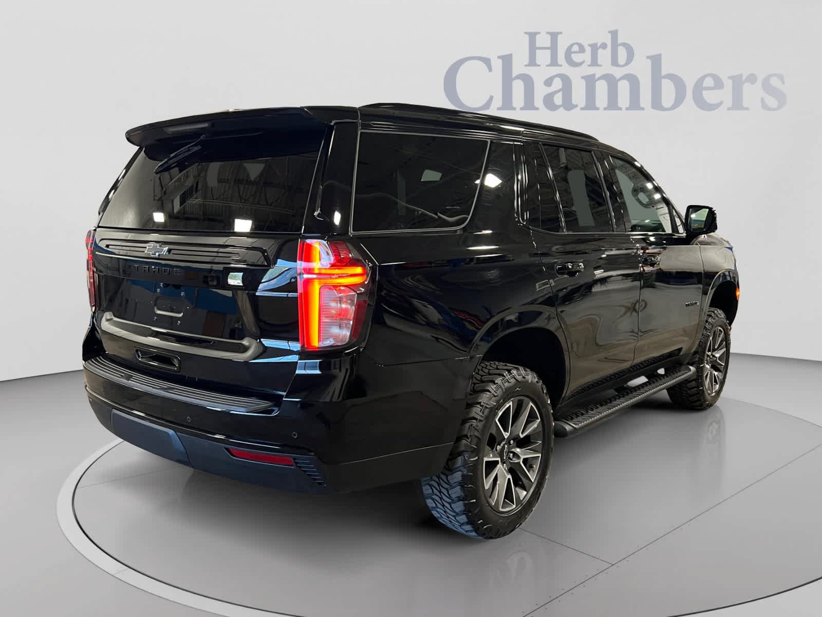 Used 2023 Chevrolet Tahoe Z71 w/ Luxury Package AWD/4WD image 3