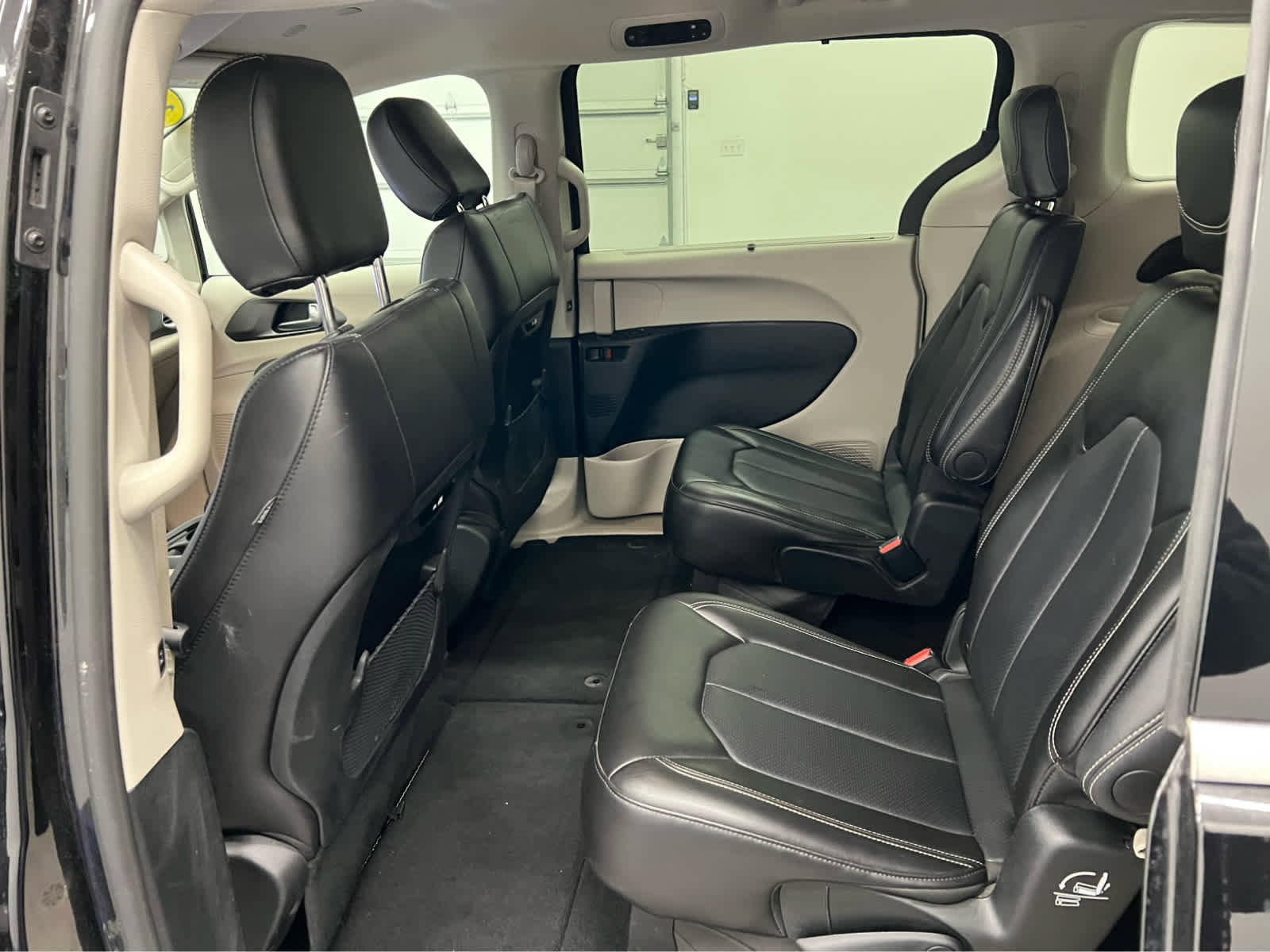 Used 2024 Chrysler Pacifica Touring-L image 2