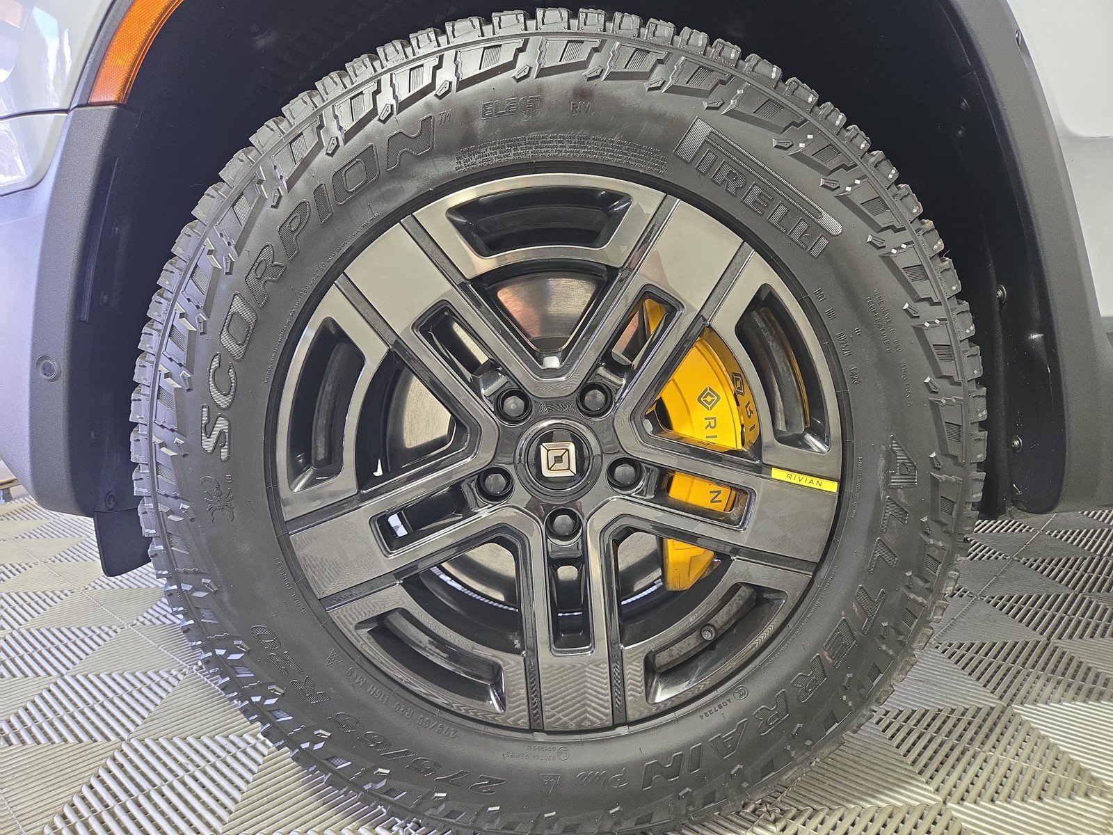 Used 2023 Rivian R1T Adventure AWD/4WD image 9