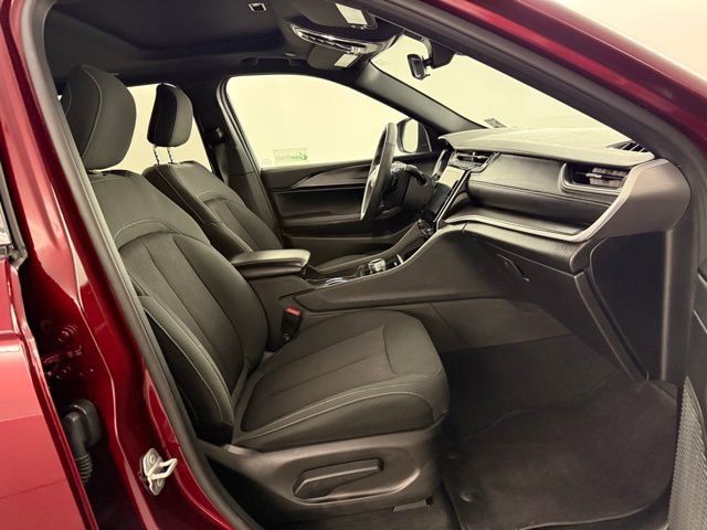 Used 2025 Jeep Grand Cherokee Laredo X w/ Luxury Tech Group I image 32