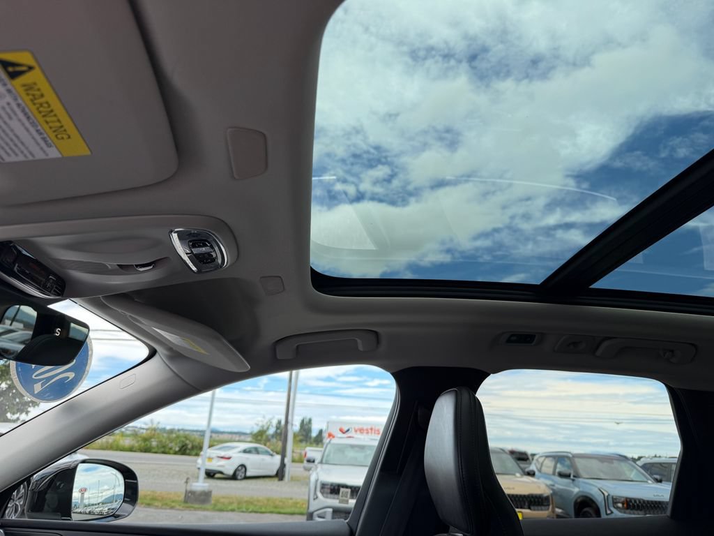 Used 2019 Volvo XC60 T6 Momentum w/ Multimedia Package AWD/4WD image 17