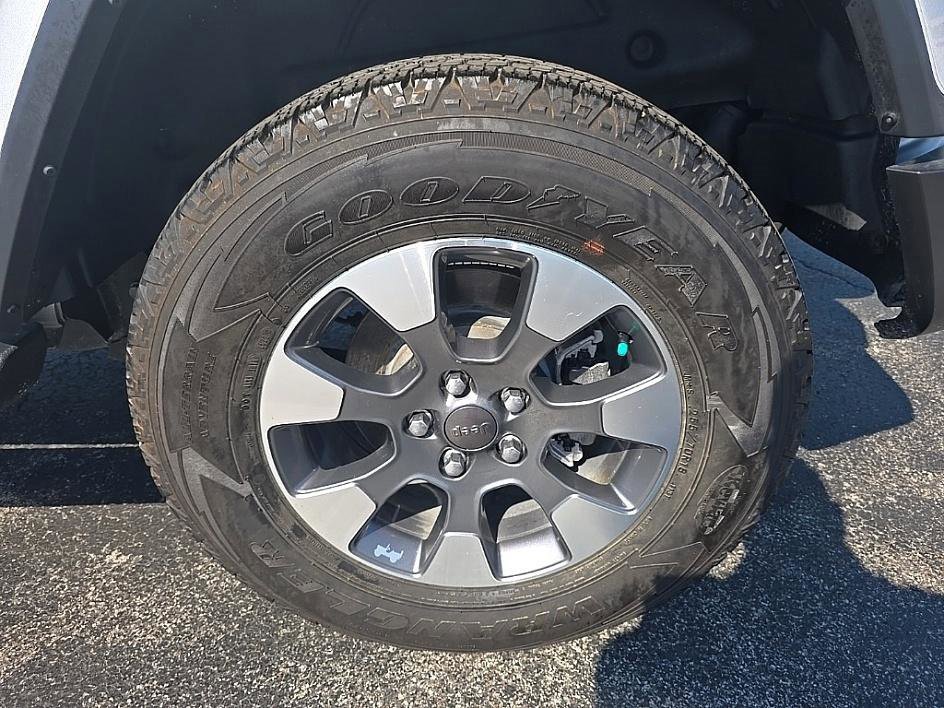 Used 2022 Jeep Wrangler Unlimited Sahara w/ Dual Top Group image 39