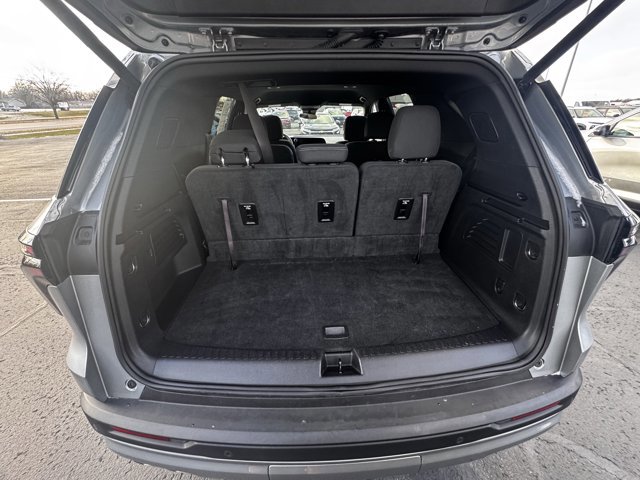 Used 2025 Chevrolet Traverse LT image 8