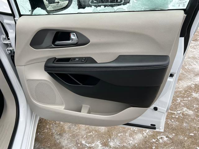 Certified 2023 Chrysler Pacifica Touring-L image 22