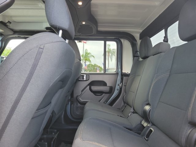 Used 2024 Jeep Gladiator Mojave AWD/4WD image 15