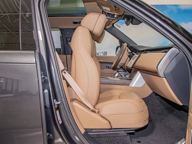 New 2025 Land Rover Range Rover SE image 21