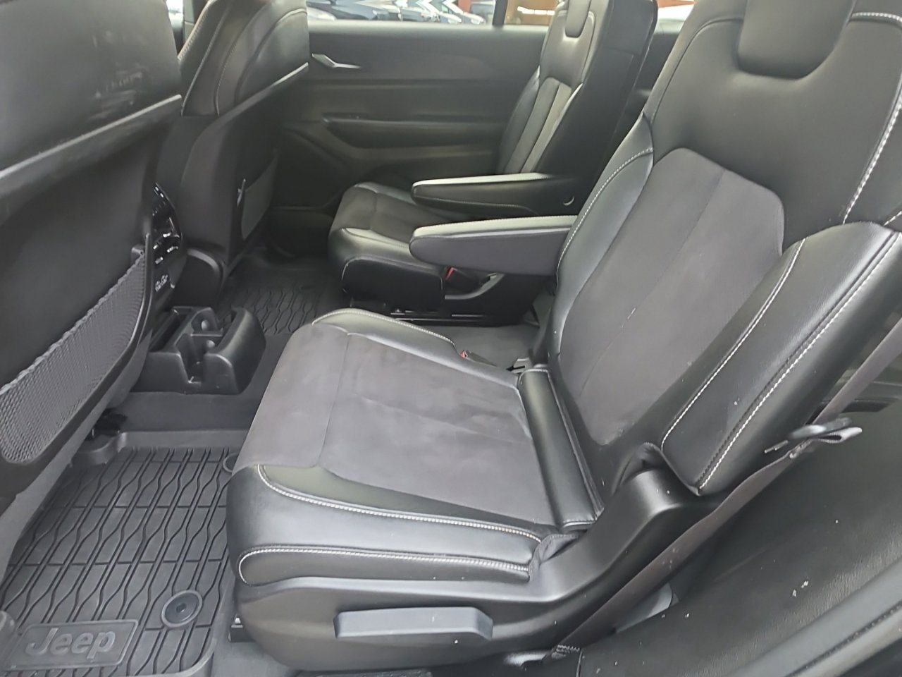 Used 2024 Jeep Grand Cherokee L Laredo RWD image 16