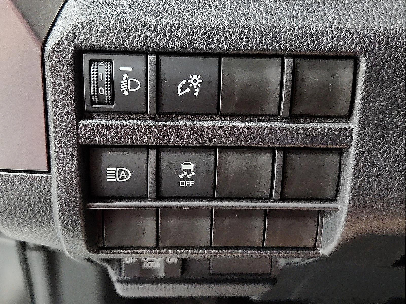 Certified 2025 Toyota Tacoma SR5 AWD/4WD image 12