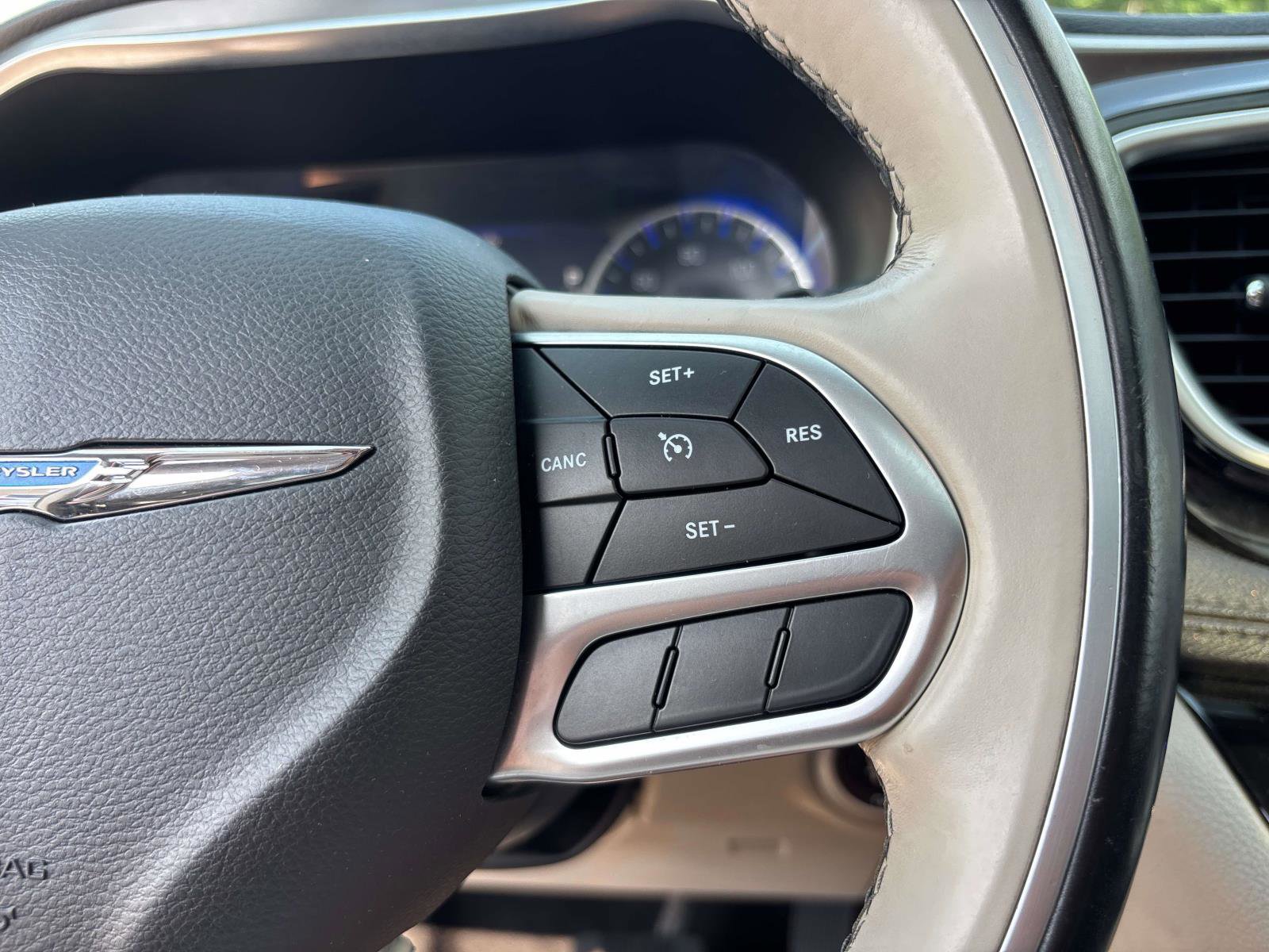 Used 2018 Chrysler Pacifica Limited image 22