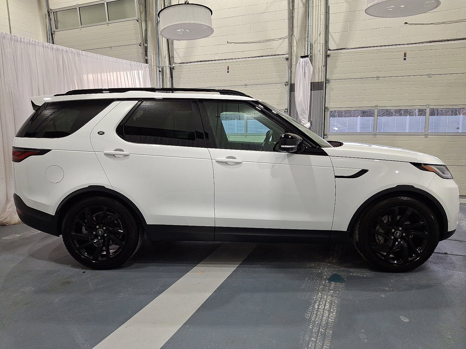 Certified 2025 Land Rover Discovery S image 6