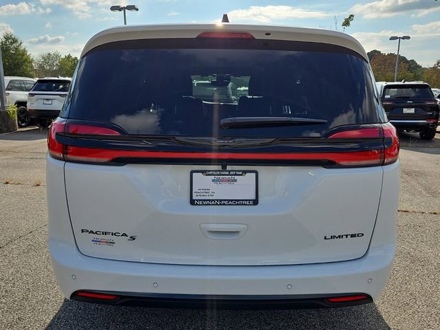 New 2026 Chrysler Pacifica Limited w/ Uconnect Theater Family Group image 4