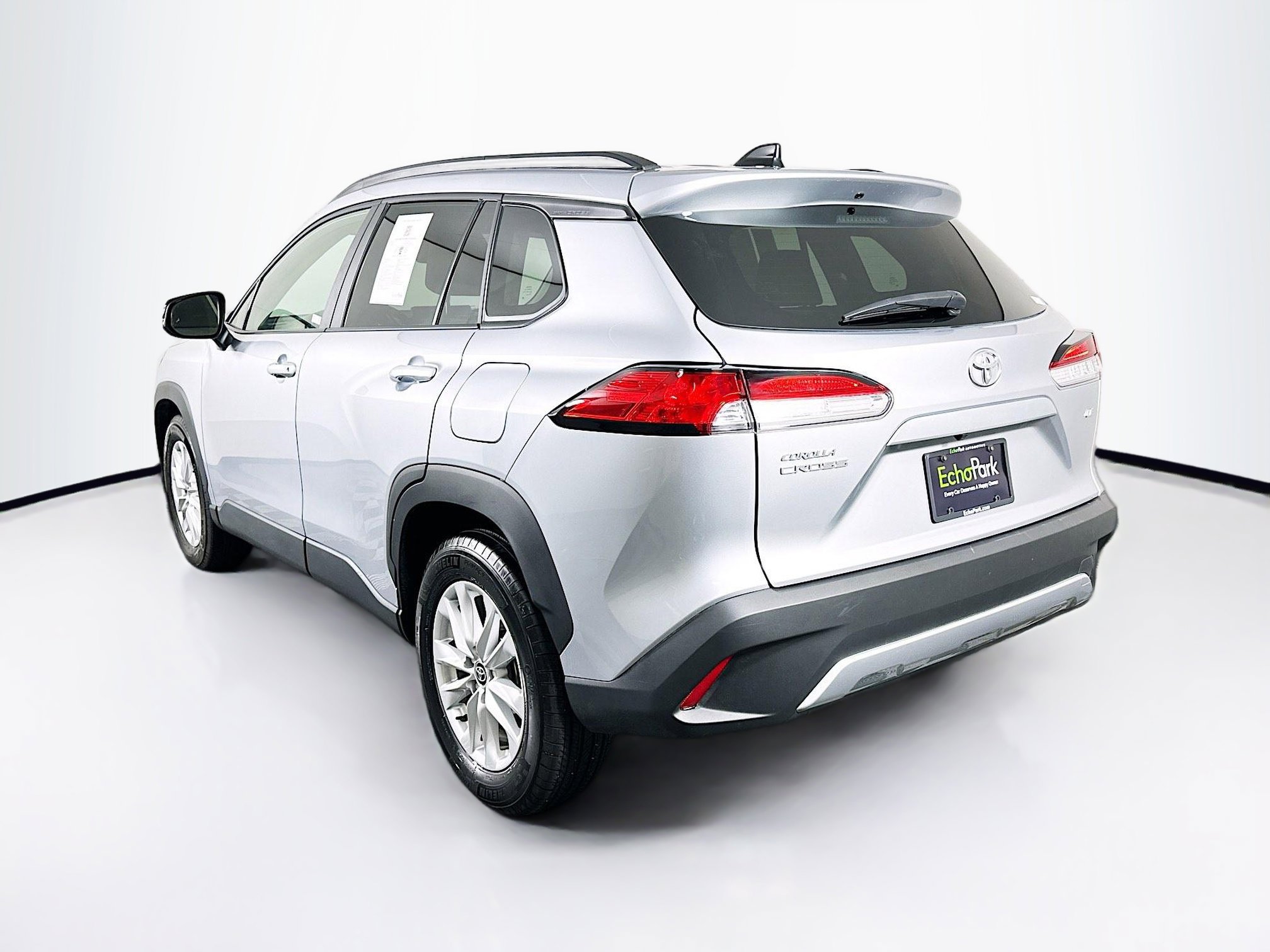 Used 2025 Toyota Corolla Cross LE image 5